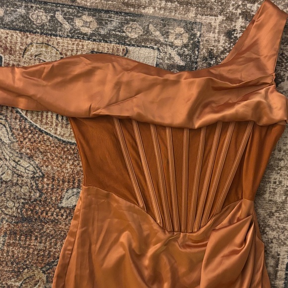 Vintage Chic One-Shoulder Satin Dress in Copper - Picture 2 of 5